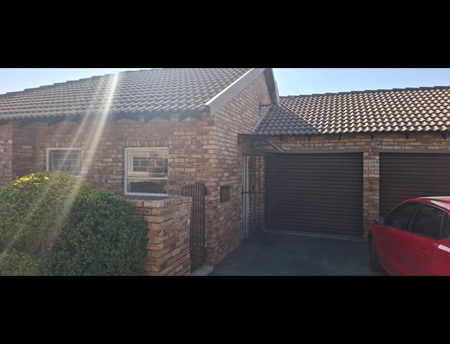 2 bed property to rent in HONEYDEW RIDGE